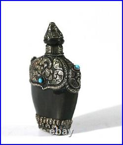 A unusual snuff bottle made of cow horn with silver mount 686D