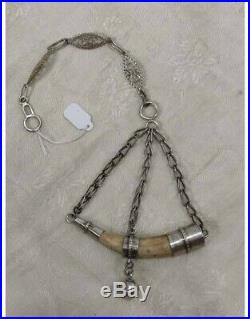 Amuleto protector. Punta de ciervo con cascabel. Antique deer horn with silver